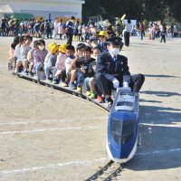 ３年ぶりバザー児童らに笑顔　保護者奮闘、ミニライナーも　船橋・二和小