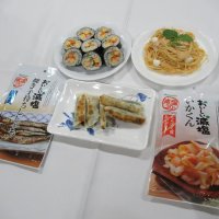 グランプリの「子持ちししゃも餃子」（手前）。奥が、準グランプリの２作品＝和洋女子大
