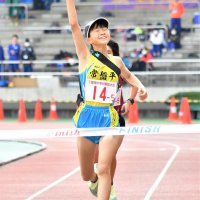 女子　１位でゴールする常盤平のアンカー堀由佳