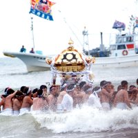 お浜降りの様子（１９９９年の神幸祭）＝大原幽学記念館提供