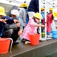 「大きく育て」ウナギ放流　小学生が生態学ぶ　白子・南白亀川