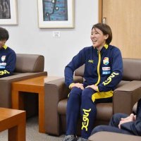 小出市長（右）とまちづくりや理想のリーダー像などを語り合う千葉の岸川選手（中央）と鶴見選手＝市原市役所
