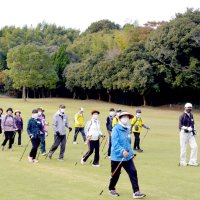 ゴルフ場で健康増進　ポール手に芝生歩く　市原