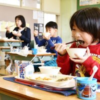 １１２９（いい肉）の日　元気豚や多古米、野菜など地元食材で特別給食　小中こども園、児童ら笑顔