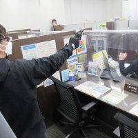 強盗対策訓練で緊急時の行動学ぶ　市川、銀行支店