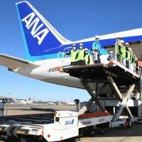 荷物搭載の特殊機器に乗って迫力を感じる高校生
