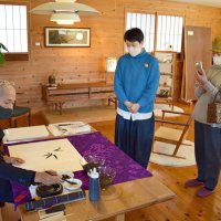 来場者の前で水墨画を描く河村さん