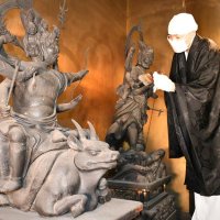 成田山新勝寺の本尊不動明王の脇に立つ四大明王を払う僧侶＝１３日午前５時３５分ごろ、成田市
