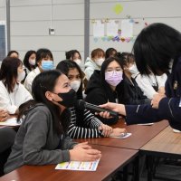 技能実習生に防犯講話　入国緩和で受け入れ本格化　千葉県警、実演交え