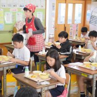 給食に笑顔戻るかな　文科省通知「会話ＯＫ」　千葉県内コロナ感染増、戸惑う現場　「緩和検討」「急には…」