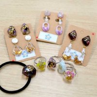 一つ一つ手作りで制作したイヤリングやピアス、指輪
