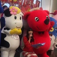 チーバくんのお誕生日会でＭＣを務める寺嶋さん＝２０２０年１月、千葉市内
