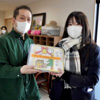 創作かるたを「グループホーム桜咲」に届けた生徒＝市原市