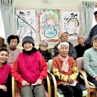 墨絵に色紙装飾、展示　木更津の介護施設　書家と利用者コラボ