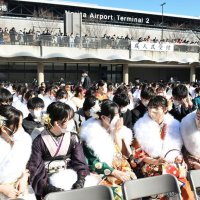 快晴の空の下　胸に希望抱き　成人式　３年ぶり成田空港開催