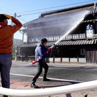 火事なく平穏な１年を　大多喜　初辰に家々回り水かけ