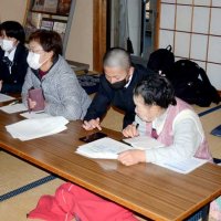 高校生が先生、スマホ使い方教室　電源の入れ方、声で検索方法　九十九里町
