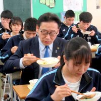 市川市　田中市長が給食体験　無償化開始の市内中学で