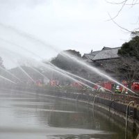 八鶴湖に放物線　３年ぶり放水訓練　東金で消防出初め式