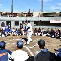 元ロッテ里崎さんら小中野球教室　寒さ振り払う熱血指導　印西