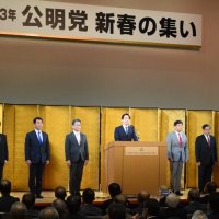 公明党の公認候補予定者８人と同党県本部の平木代表（中央）＝１０日、千葉市美浜区