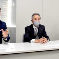 無所属で千葉県議選への出馬を表明した予定候補（右）に、推薦すると説明したれいわ新選組の多ケ谷衆院議員（左）＝昨年１２月１４日、千葉県庁