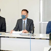 千葉県議選へ公認２人、推薦１人の計３人の擁立を発表する国民民主県連の天野幹事長（中央）＝１月１０日、千葉県庁