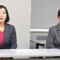 市民ネットワーク千葉県共同代表の伊藤議員（右）が立候補を見送り、擁立した後継の新人と並んで会見＝１月１７日、県庁

