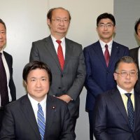 統一地方選などの公認候補の発表会見を終え、県議選予定候補（後列の４人）に維新議席の獲得に期待を寄せる県総支部の浦野代表（手前右）と藤巻代表代行＝１月２６日、県庁
