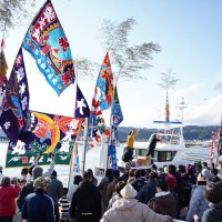 新造「柴本丸」お披露目　勝浦漁港　大漁旗で祝福、安全祈願