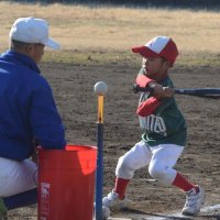 城西国際大野球部の選手に教わりながら打撃練習する児童