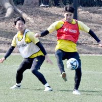 ミニゲームで競り合う柏の真家（右）ら