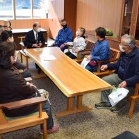 大谷家具製作所などが手掛けた応接テーブルと椅子。町民が腰掛け平野町長と歓談した
