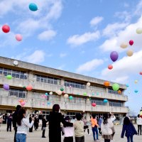 風船飛ばし児童歓声　茂原・鶴枝小　開校１５０年祝う