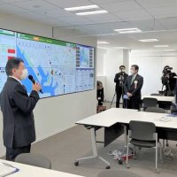 新庁舎３階の危機管理センターで職員の説明を聞く熊谷知事（右から２人目）＝１８日、千葉市中央区（市提供）