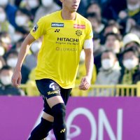 開幕戦でボールを運ぶ柏の古賀