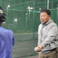 ＫＣ練習広場おゆみ野で球児を指導する義男さん＝千葉市緑区