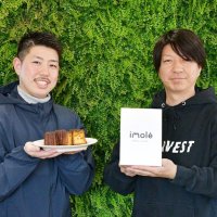 焼き芋カヌレ「イモレ」を開発した新井さん（左）と篠塚さん＝香取市
