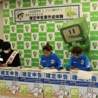 オルカ鴨川の選手らスマホ確定申告体験　館山税務署
