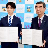 白子町の石井和芳町長（右）と協定を結んだ大多和医院の森徳郎院長＝白子町役場