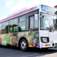 多古の花アジサイ、田園風景…　魅力伝える写真車体に　新シャトルバス公開