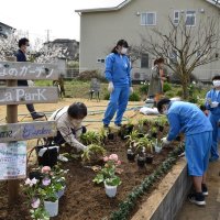 ガーデンの魅力アップへ汗　生徒ら芝生張り植栽　市民に開放、利用者増期待　市原・ららぱーく