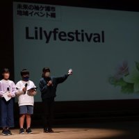 「袖ケ浦市を花いっぱいに」と市民会館まつりでプレゼンする児童＝昨年１０月（市提供）
