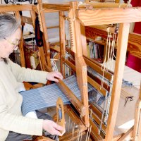 昔ながらの方法で上総木綿を織るメンバー