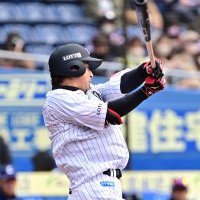 ２回千葉ロッテ無死満塁、藤岡が左前適時打を放つ
