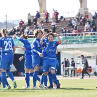 先制点を挙げ、力強くガッツポーズする浦島選手＝１９日、鴨川市陸上競技場