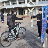 自転車ヘルメット４月から努力義務　交通安全へ着用呼びかけ　通学利用、生徒に反射材　千葉南高