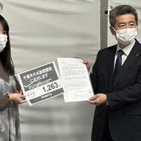 水族館を誘致しないよう県に要望書を提出する浜田さん（左）＝浜田さん提供
