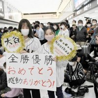 ＷＢＣで優勝した日本代表を一目見ようと成田空港に集まった大勢のファン＝２３日午後、成田市