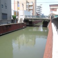 「おっぱらみ」付近の境川